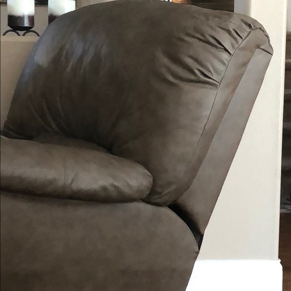 Couch - Picture 1 of 1